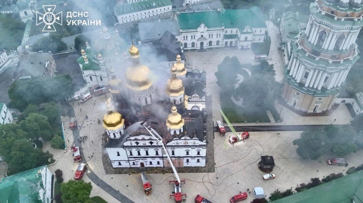Під час гасіння пожежі в Києво-Печерській лаврі з’явився знак (фото)