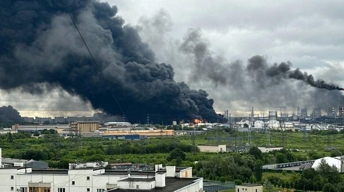 «Вся Москва горит, я сваливаю»: реакция россиян на атаку дронов ВСУ (видео)