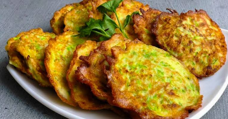 Оригинальное летнее блюдо: сочные кабачковые отбивные в кляре