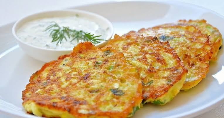 Оригинальное летнее блюдо: сочные кабачковые отбивные в кляре