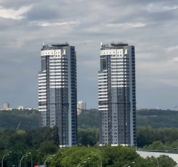 В Киеве мужчина прошелся по канату между небоскребами (видео)