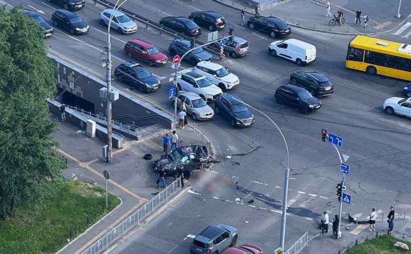 У Києві водій Mercedes вилетів на тротуар: четверо людей загинули (фото) ➤ Prozoro.net.ua