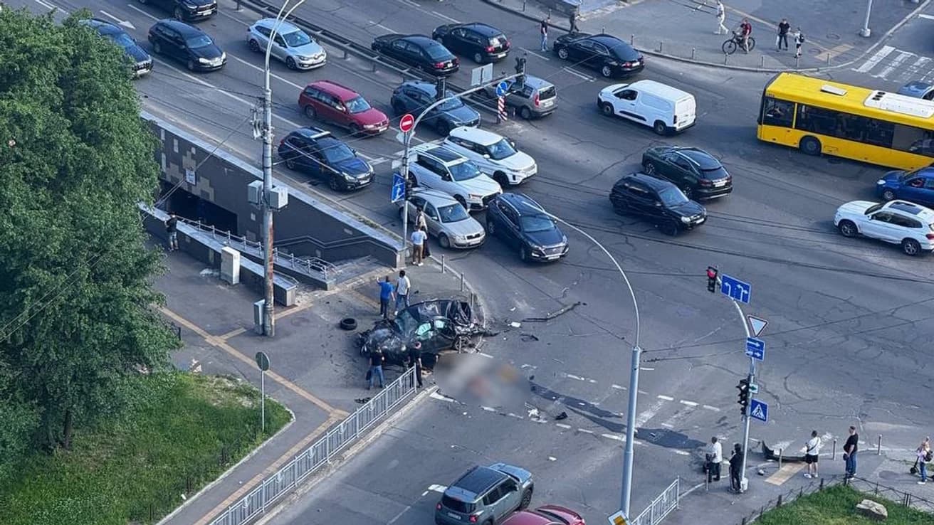 У Києві водій Mercedes вилетів на тротуар: четверо людей загинули (фото)