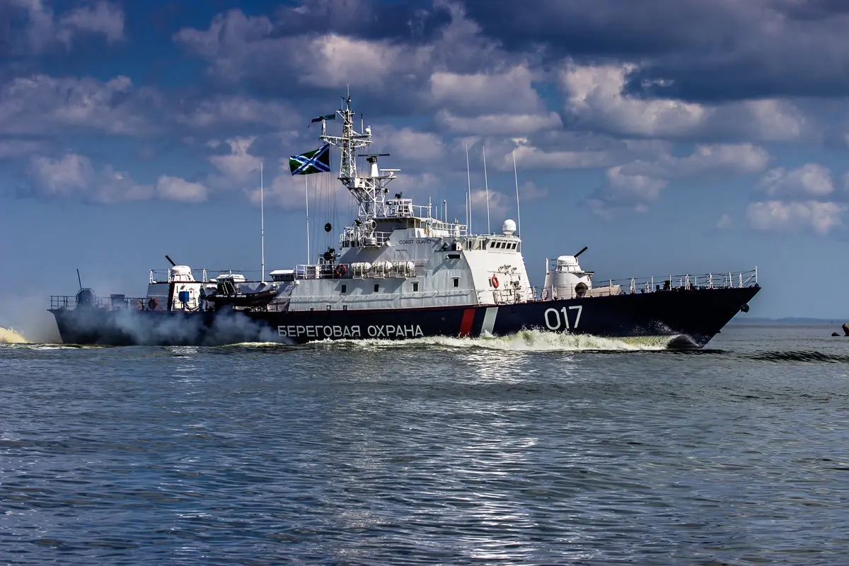 В Азовском море дроны СБС атаковали российский сторожевой корабль (видео)