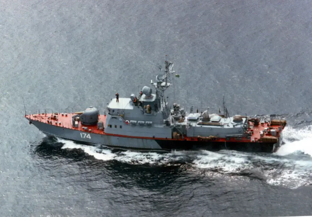 В Азовском море дроны СБС атаковали российский сторожевой корабль (видео)