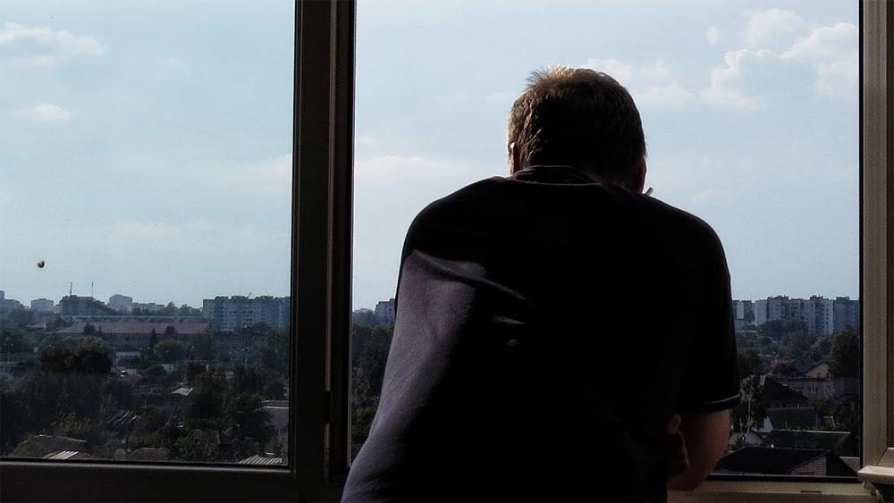 Сусід курить на балконі, а дим іде вам у квартиру: чи дозволено це законом