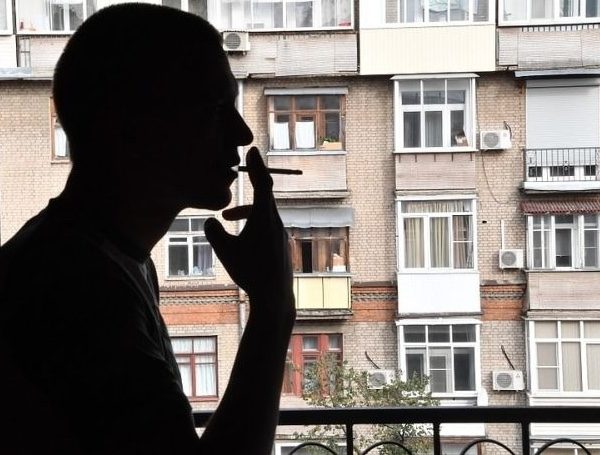 Сусід курить на балконі, а дим іде вам у квартиру: чи дозволено це законом