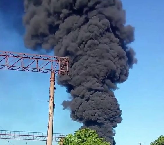 Дроны ударили по нефтебазе на Кубани: пожар охватил около 5 тысяч кв. м (видео)