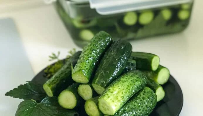 Малосольные огурцы без уксуса на минералке: готовим хрустящую летнюю закуску