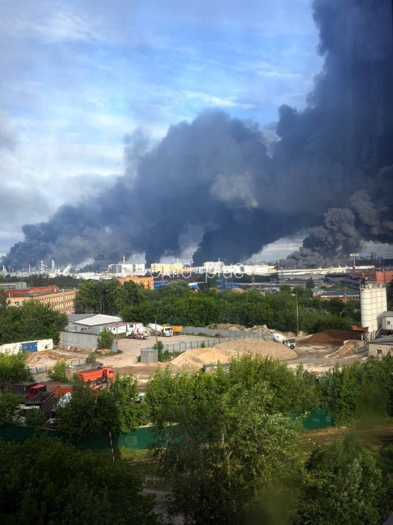 Дрони вдарили по НПЗ в Москві: місто закутане чорним димом, аеропорти припинили роботу (фото, відео)
