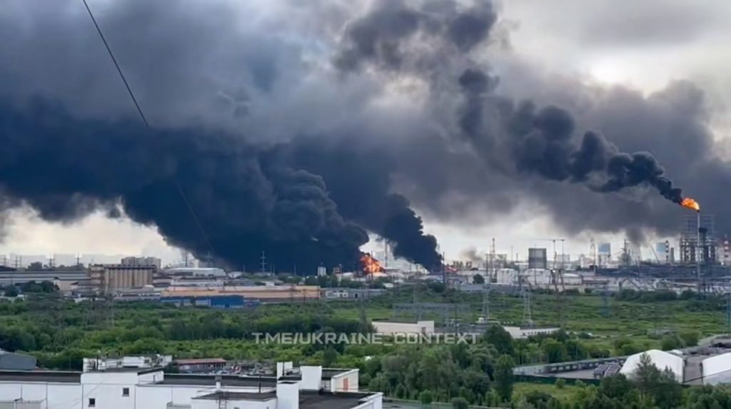 Дрони вдарили по НПЗ в Москві: місто закутане чорним димом, аеропорти припинили роботу (фото, відео)
