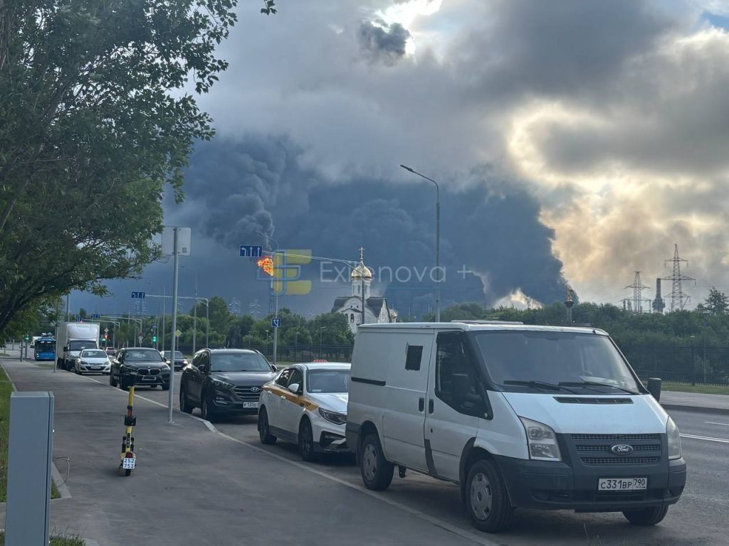Дрони вдарили по НПЗ в Москві: місто закутане чорним димом, аеропорти припинили роботу (фото, відео)