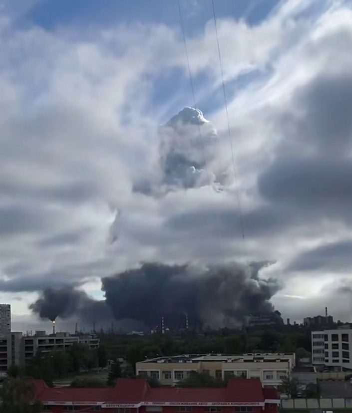 Дрони вдарили по НПЗ в Москві: місто закутане чорним димом, аеропорти припинили роботу (фото, відео)