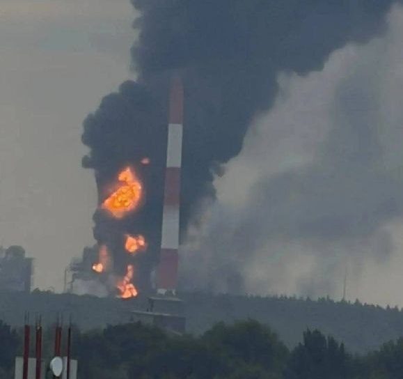У Росії дронами атаковані два великі нафтохімічні заводи (фото, відео)