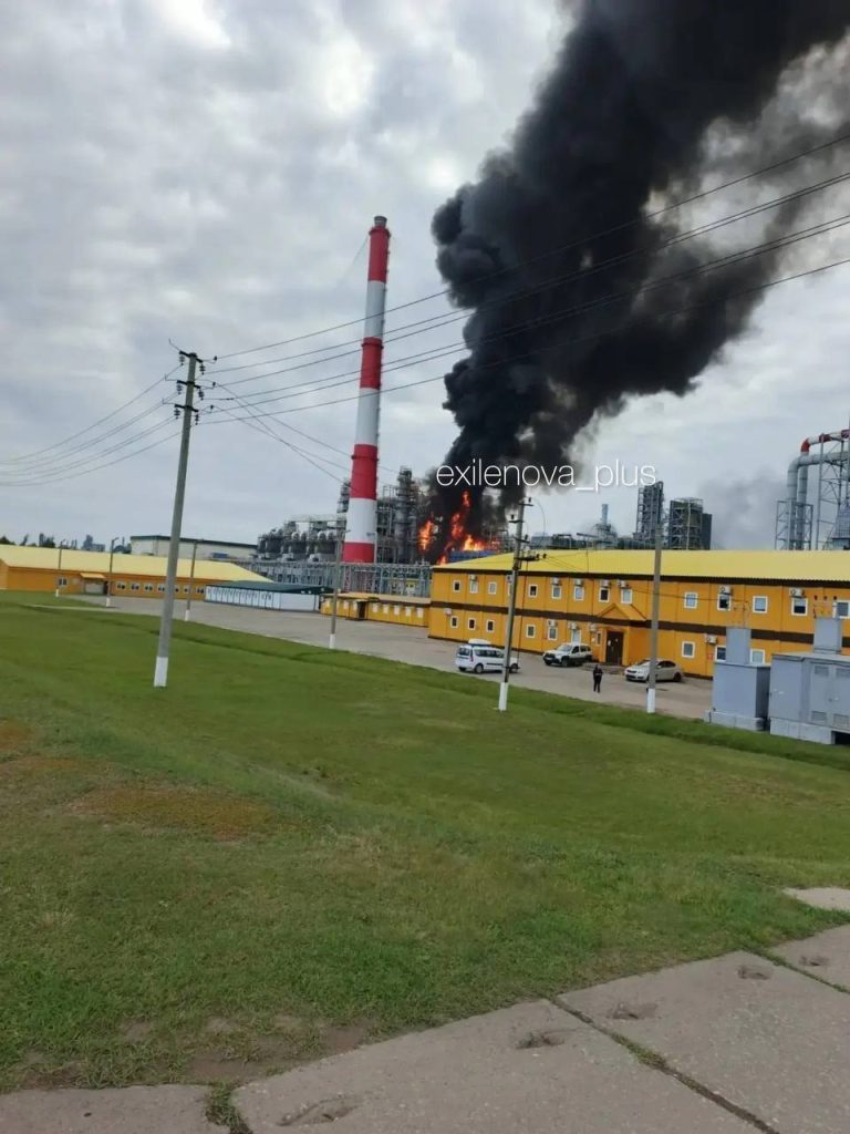 У Росії дронами атаковані два великі нафтохімічні заводи (фото, відео)