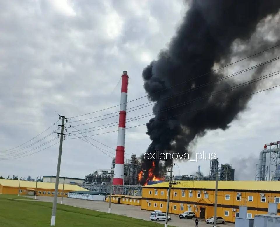 У Росії дронами атаковані два великі нафтохімічні заводи (фото, відео)