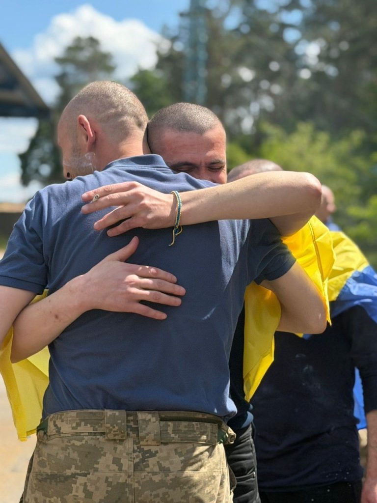 Украина освободила из российского плена еще 186 граждан (фото)