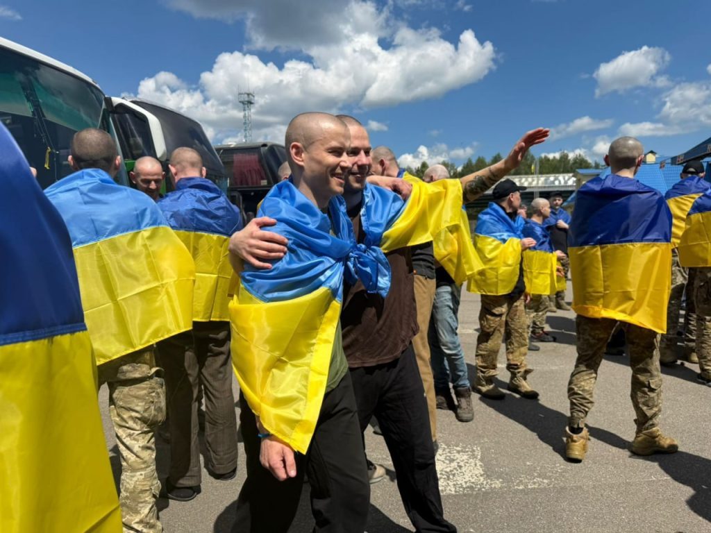 Украина освободила из российского плена еще 186 граждан (фото)