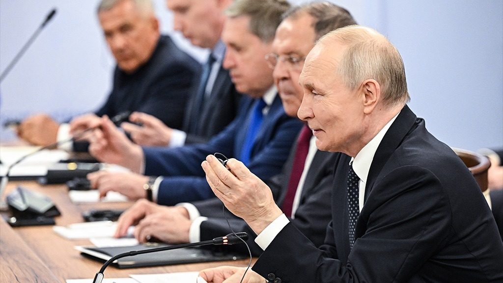 Путін здивував дивною поведінкою в день масштабної атаки на Москву (відео)