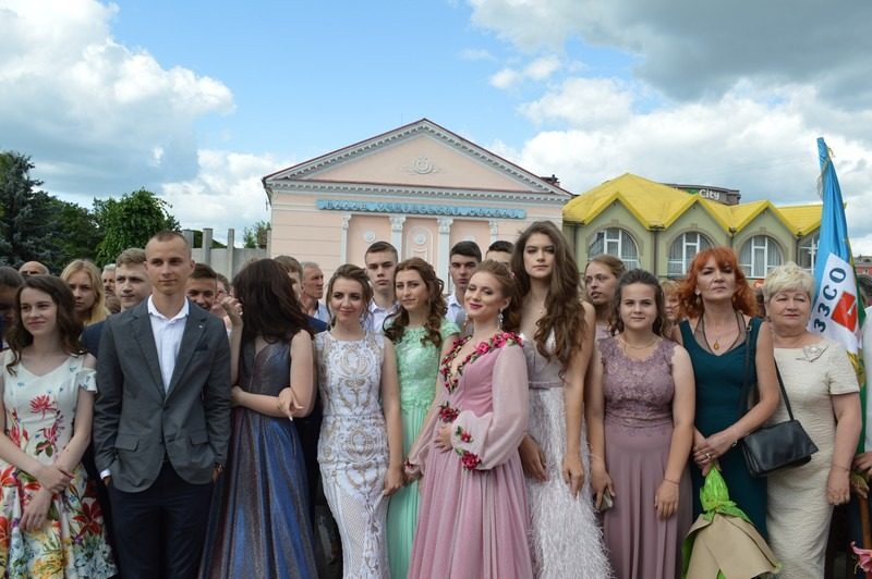У селі на Волині скандал з випускним вальсом отримав продовження