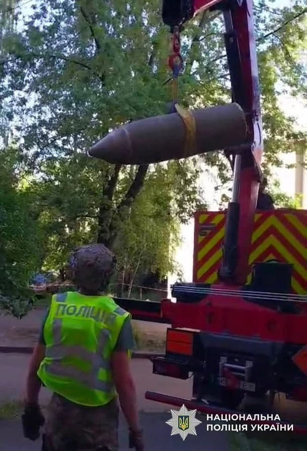 В Киеве после атаки обнаружили неразорванную ракету (фото)
