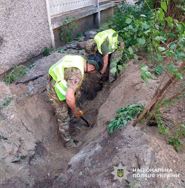 В Киеве после атаки обнаружили неразорванную ракету (фото)