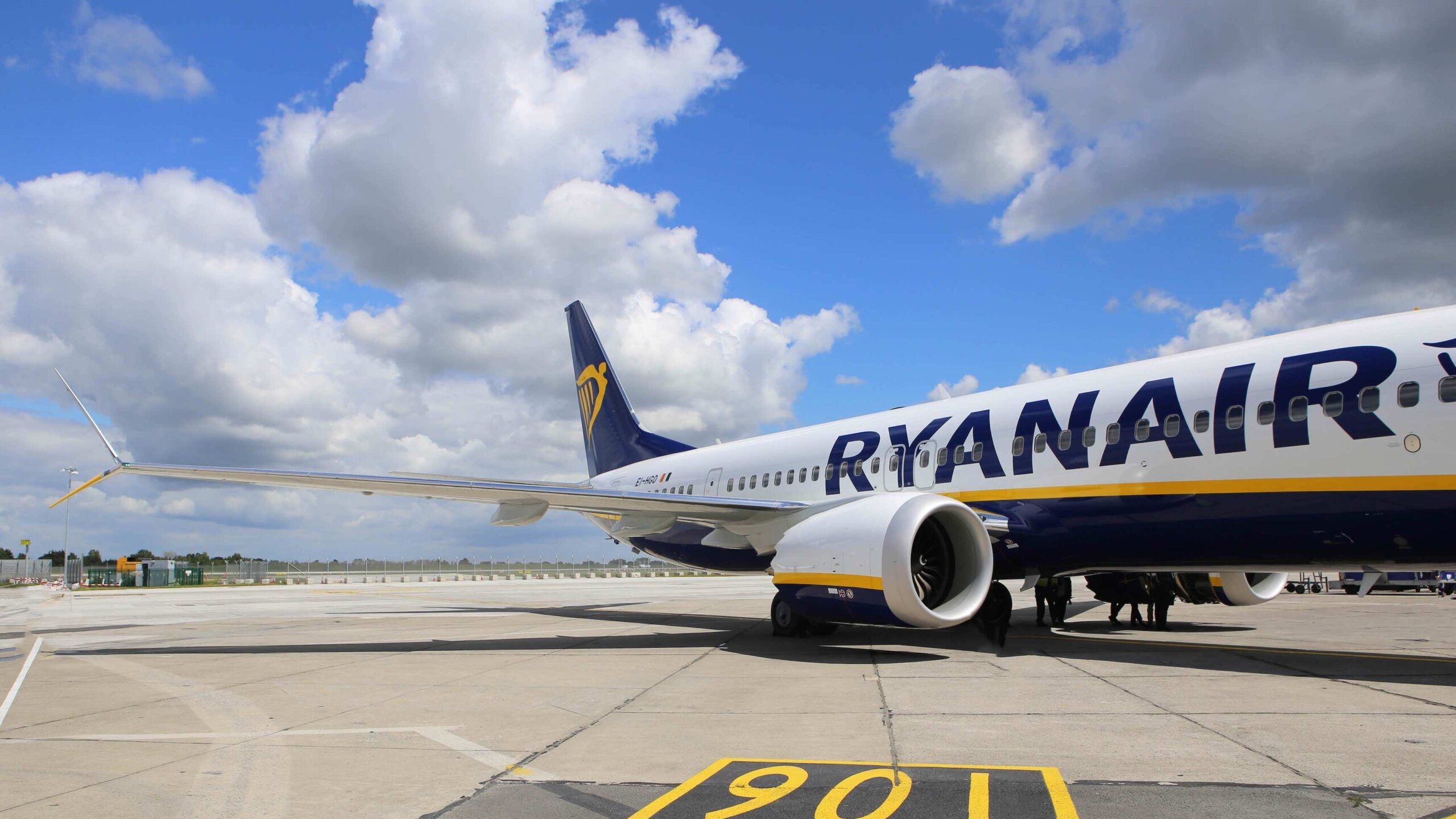 Пассажир Ryanair пронес на борт 20 кг багажа без доплаты: как это произошло