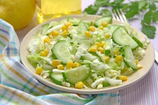 Салат из капусты с огурцом и кукурузой