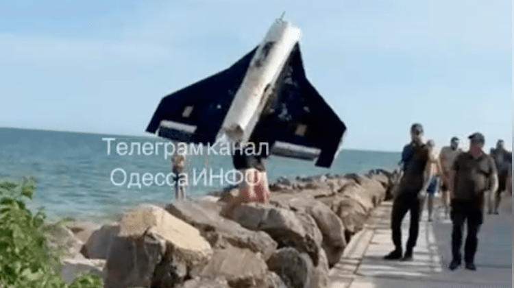 В Одессе турист вытащил из моря дрон РФ и отнес его военным