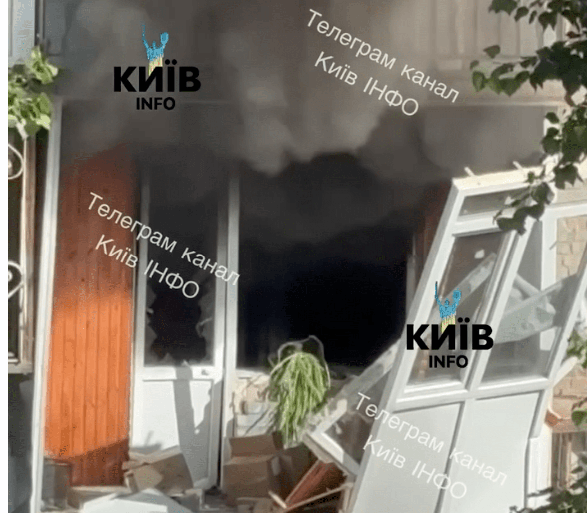 У Києві на Печерську стався вибух у квартирі: виникла пожежа