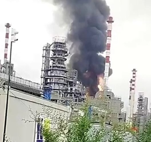 Масштабный пожар вспыхнул на одном из крупнейших НПЗ России в Тюмени (видео)