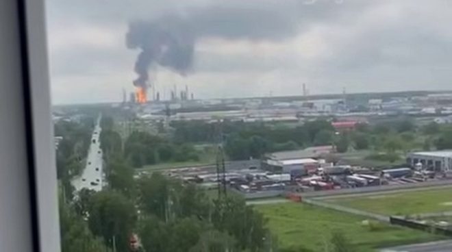 Масштабный пожар вспыхнул на одном из крупнейших НПЗ России в Тюмени (видео)