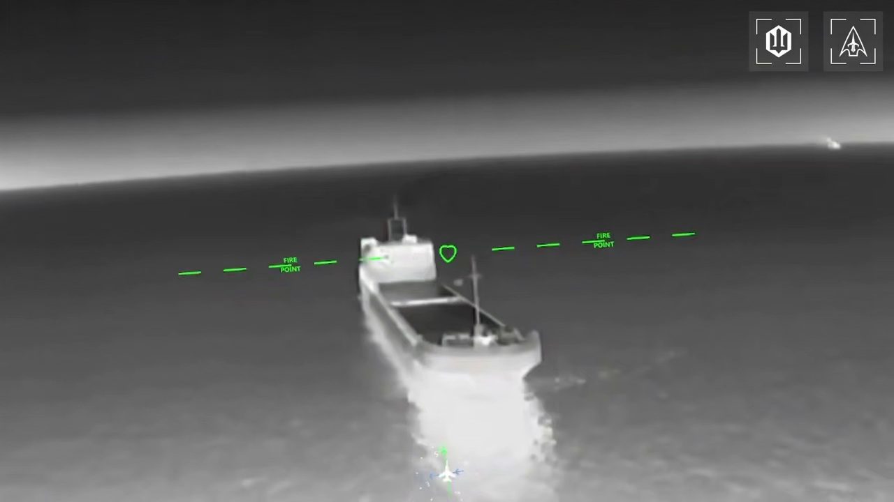 Дроны СБС атаковали сразу пять судов оккупантов в Азовском море (видео)
