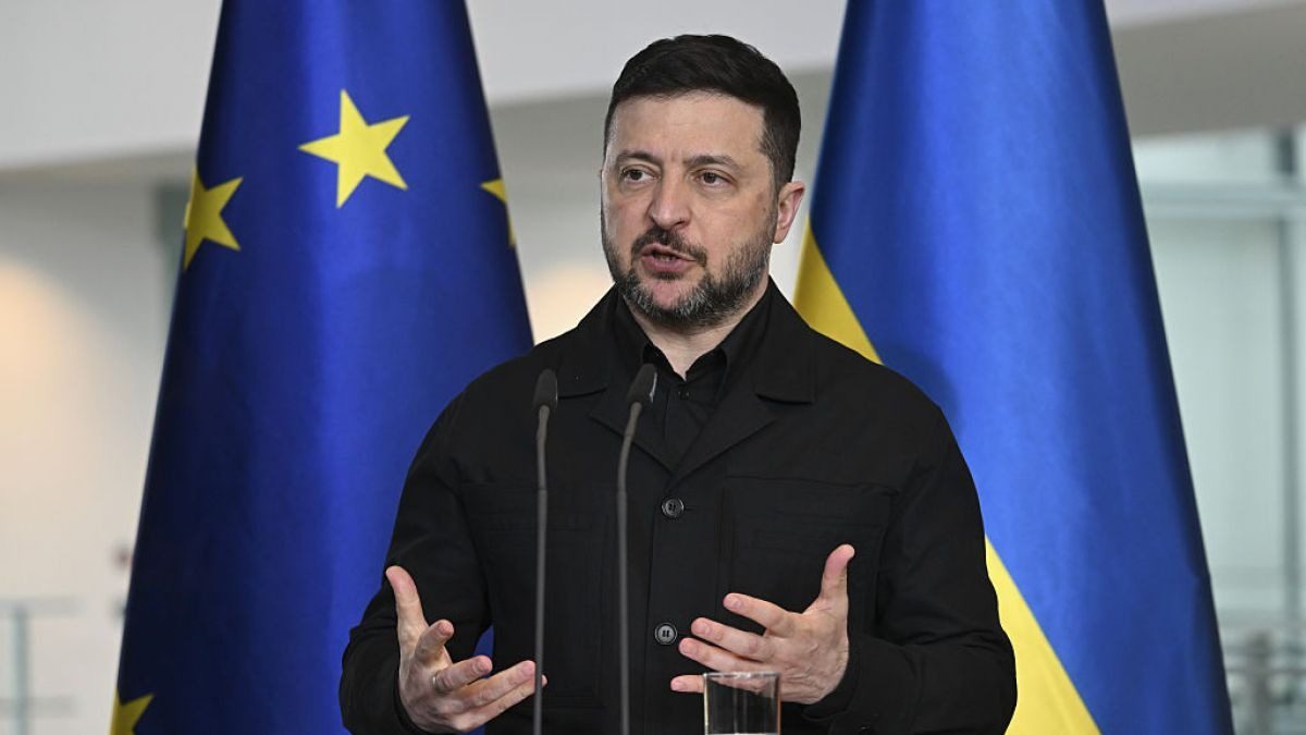 Сколько украинцев доверяют Зеленскому: данные опроса КМИС