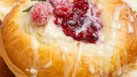 Пышные булочки с нежным творогом и ароматным ягодным конфитюром