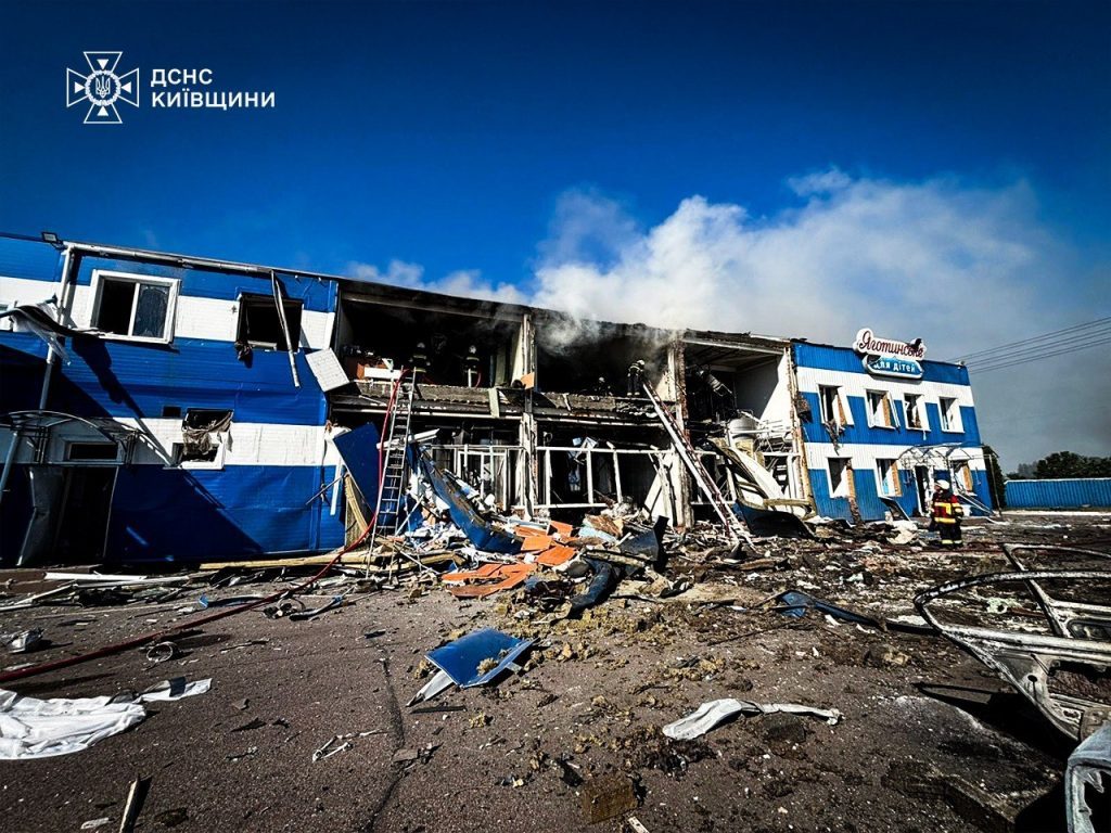 В Киевской области дрон РФ попал в завод по производству детского питания, есть жертвы (фото)