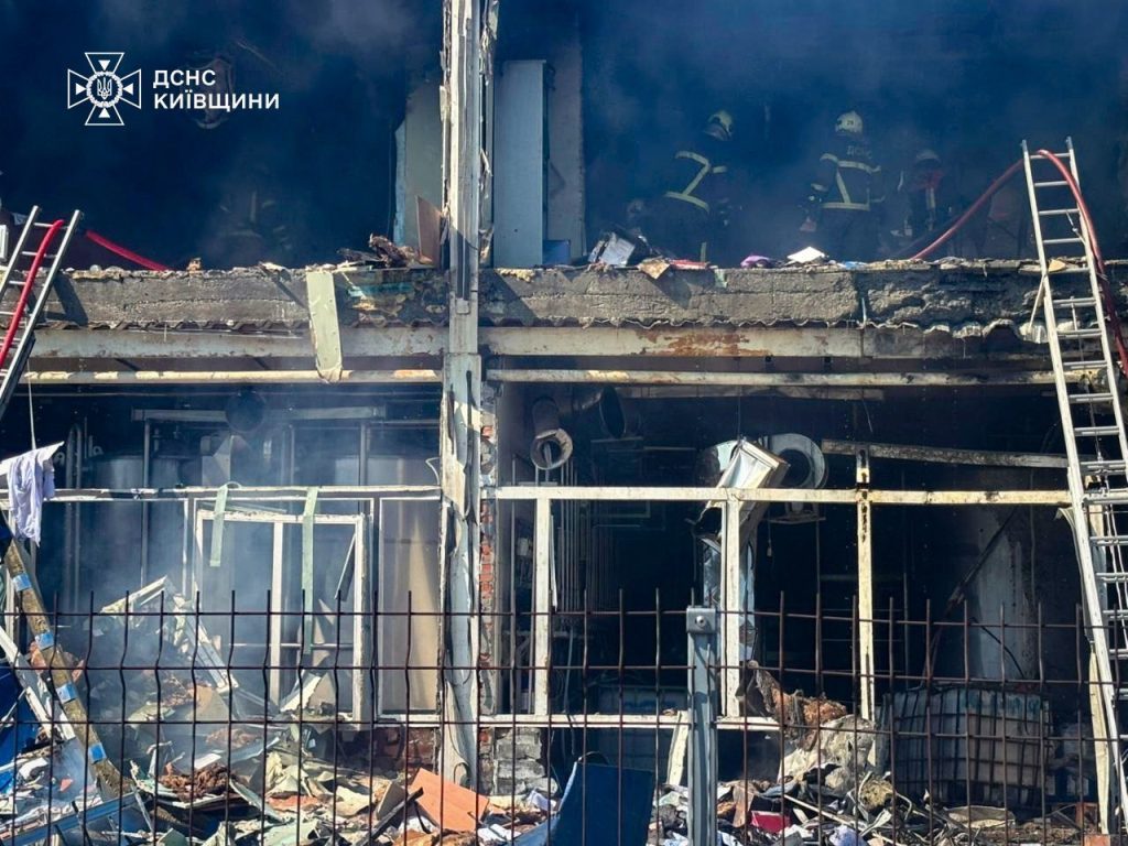 В Киевской области дрон РФ попал в завод по производству детского питания, есть жертвы (фото)