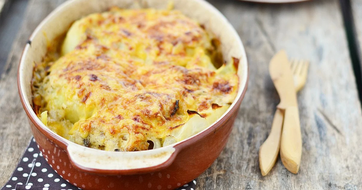 Капустная запеканка с фаршем и грибами: сытное блюдо для всей семьи