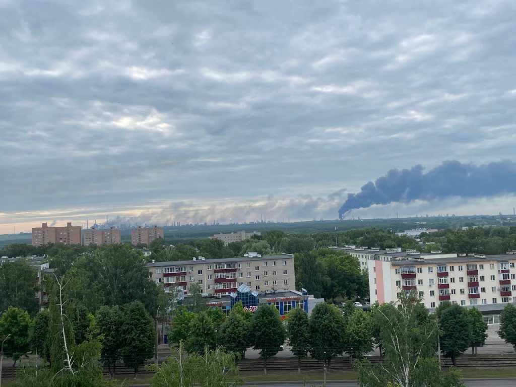 У Росії дронами атаковані два великі нафтохімічні заводи (фото, відео)