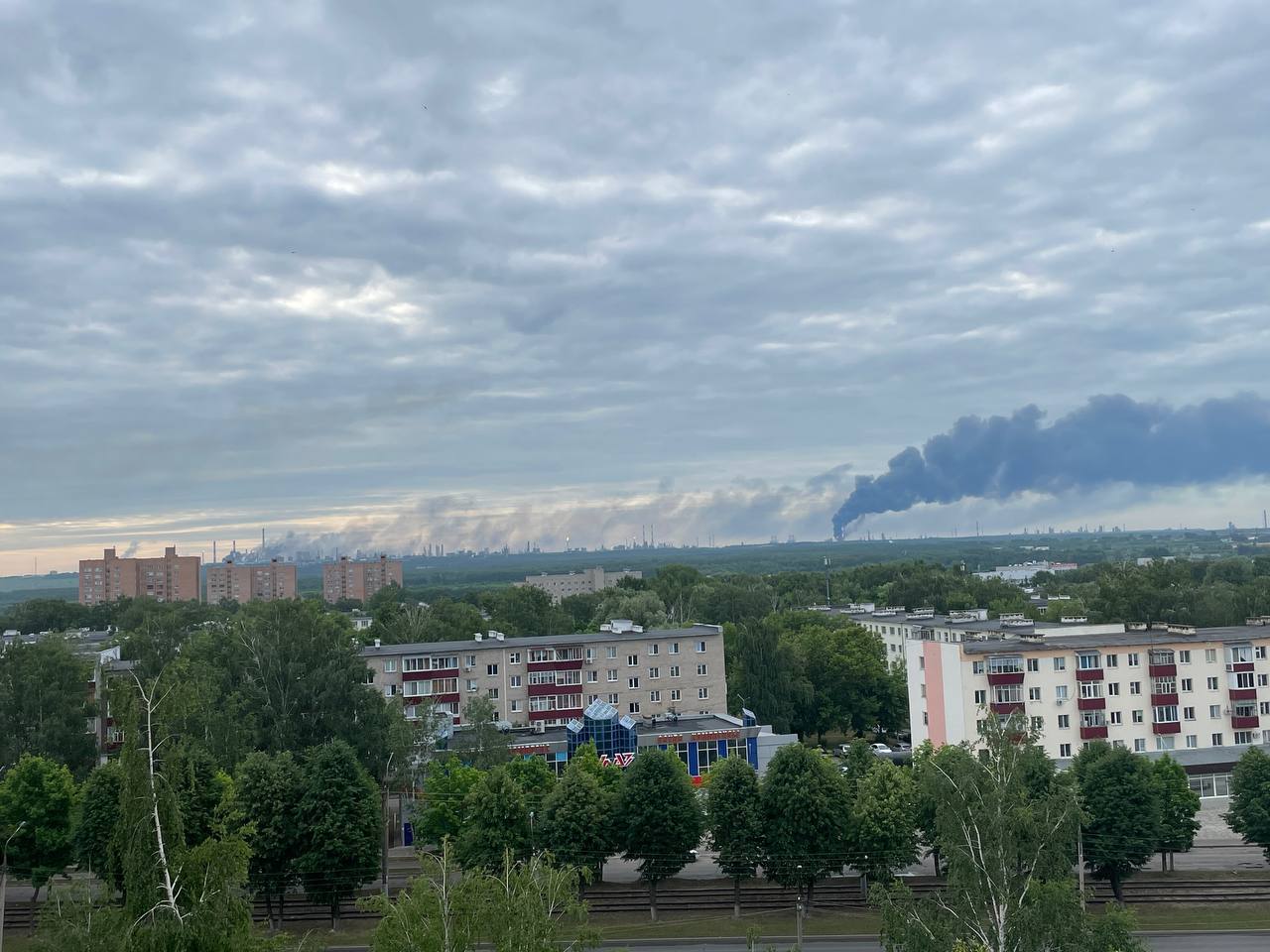 У Росії дронами атаковані два великі нафтохімічні заводи (фото, відео)