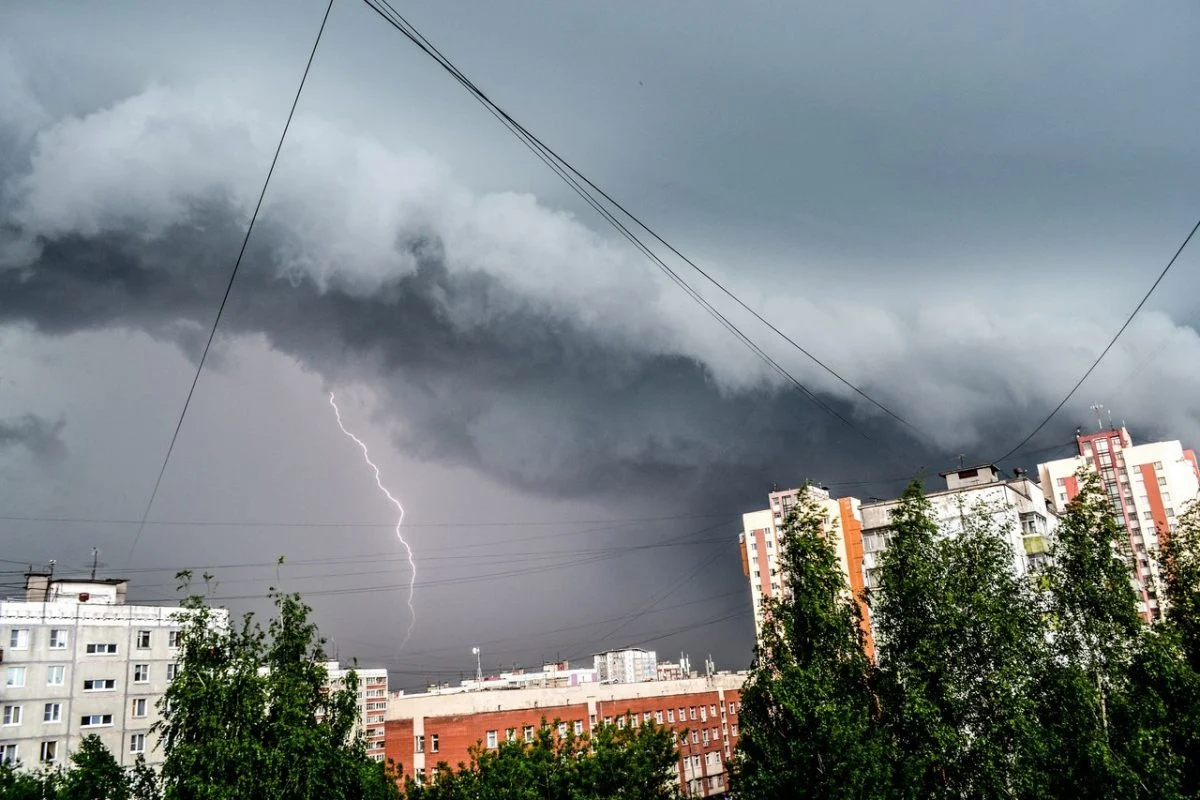 Не лише телевізор і телефон: які електроприлади небезпечно використовувати під час грози