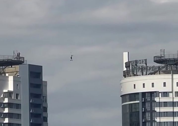 В Киеве мужчина прошелся по канату между небоскребами (видео)