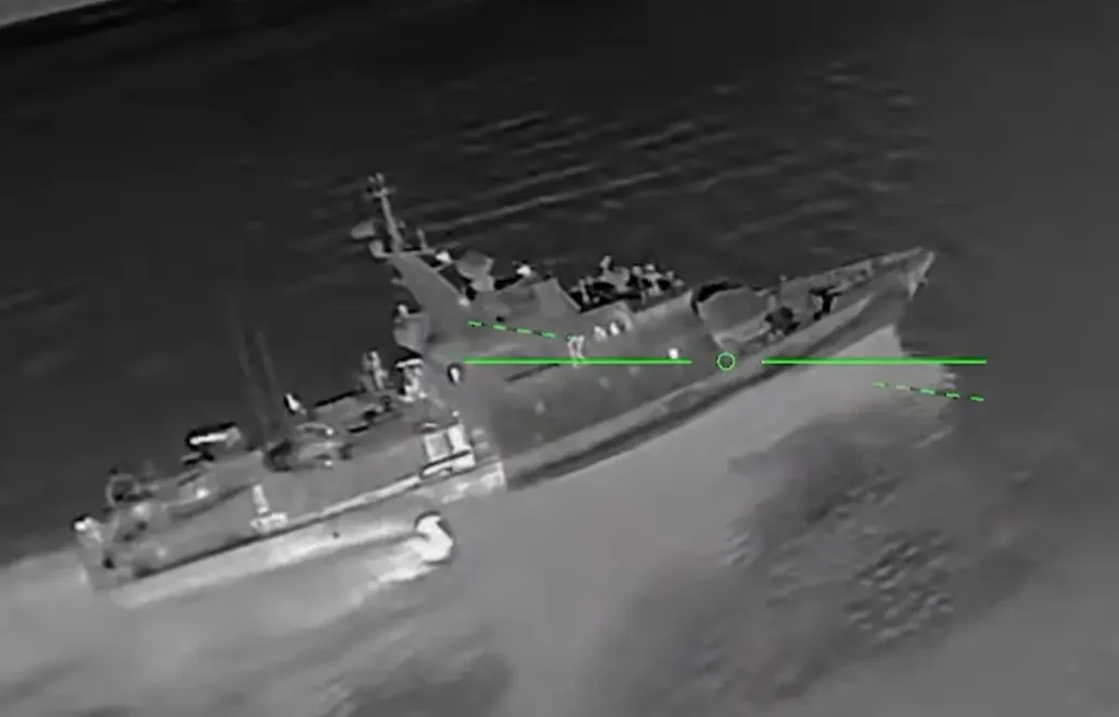 В Азовському морі дрони Сил безпілотних систем атакували російський сторожовий корабель (відео)