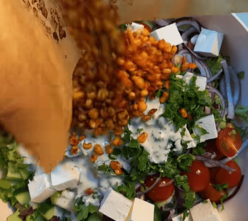 Трендовий овочевий салат із запеченою кукурудзою