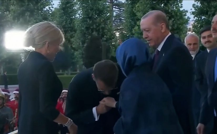 Макрон спробував поцілувати руку дружині Ердогана: її реакція (відео) ➤ Prozoro.net.ua