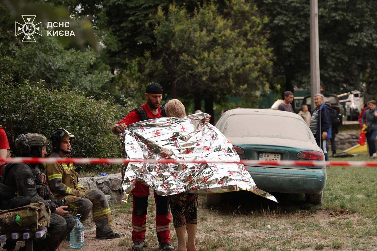 Чому постраждалих після обстрілів накривають термоковдрами навіть у спеку
