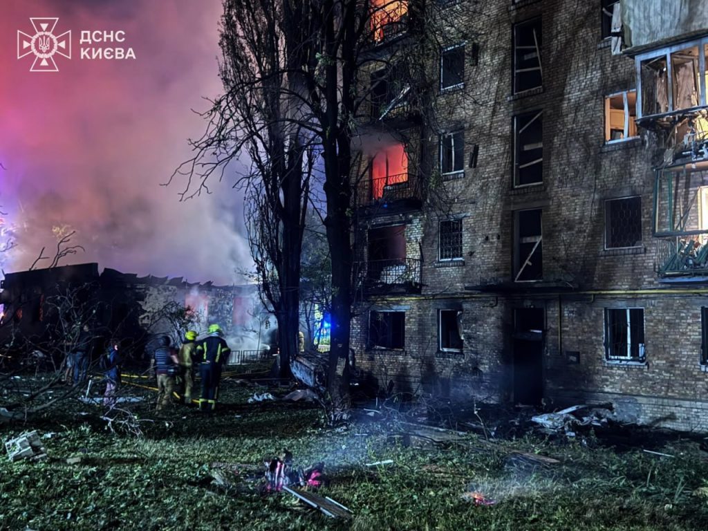 РФ випустила рекордну кількість балістичних ракет по Києву: наслідки та фото 8 РФ випустила рекордну кількість балістичних ракет по Києву: наслідки та фото