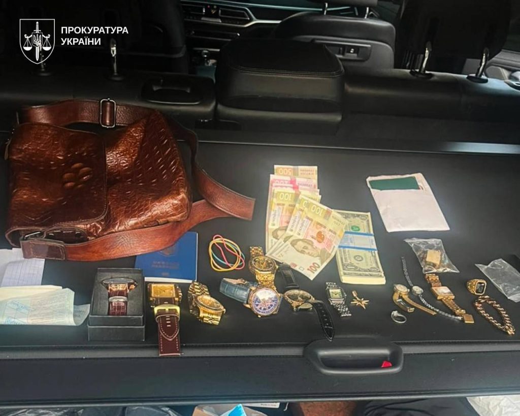 У Дніпрі пограбували волонтера та забрали 11 тисяч доларів, зібраних для ЗСУ