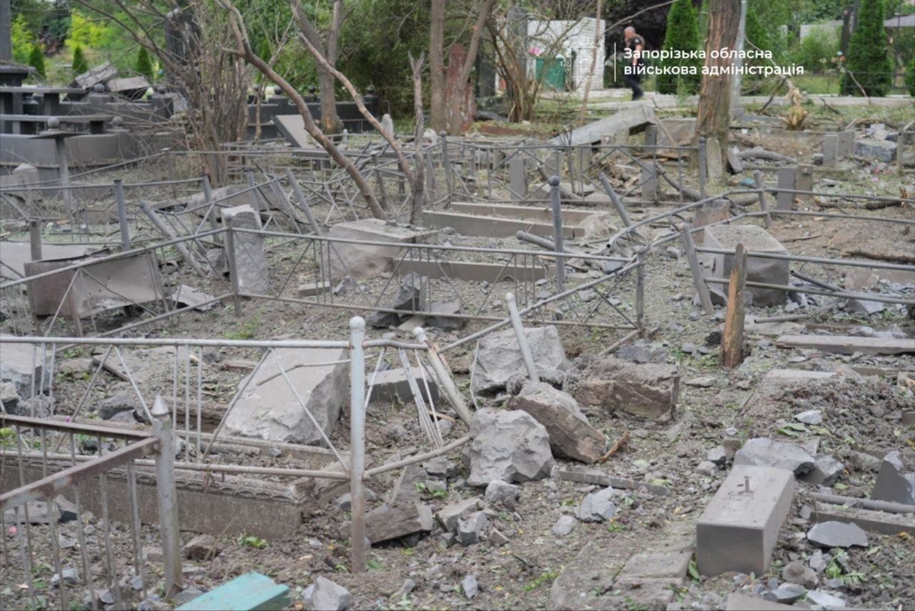 Росія вдарила КАБами по Запоріжжю: авіабомба зруйнувала цвинтар (фото)