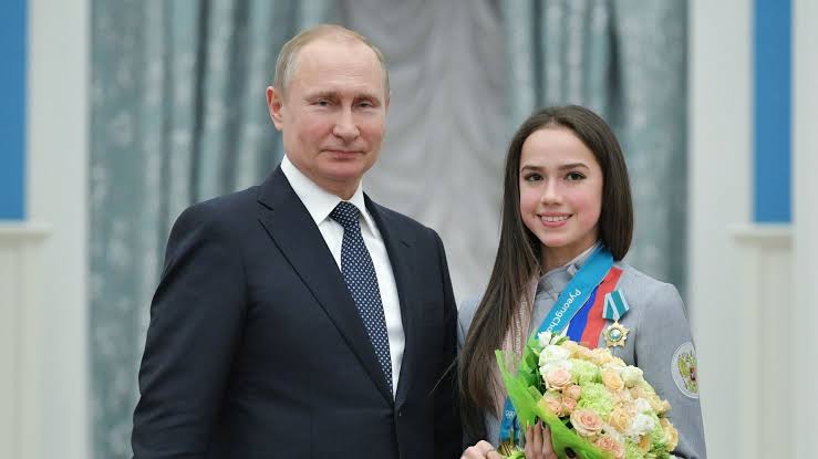 Фаворитку Путіна помітили за поцілунком із одруженим чоловіком: відео